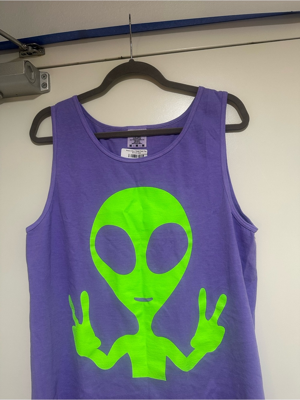 NWT ALIEN Purple Neon Green Workout Stretch Muscle Screenprint Peace Tank Top M - Picture 10 of 11